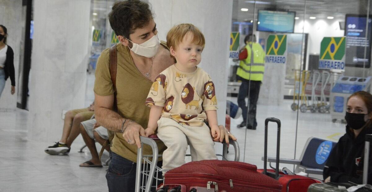 Após Dia dos Pais, viúvo de Paulo Gustavo desembarca com a família no Rio de Janeiro