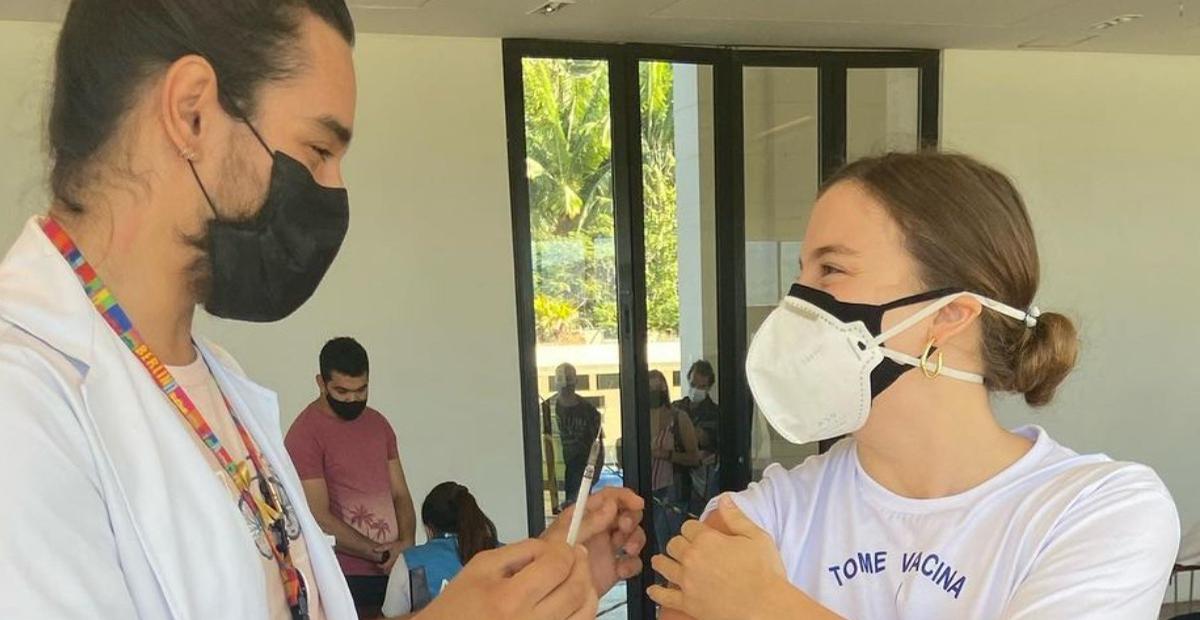 Alice Wegmann toma vacina contra covid-19 e agradece: ”Obrigada a todos os profissionais de saúde”