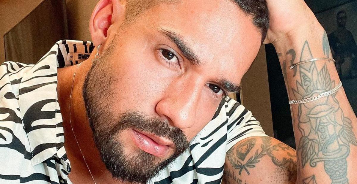 Bil Araújo exibe lindo sorriso em sequência de registros pós-treino: ”Muita energia por aqui!”