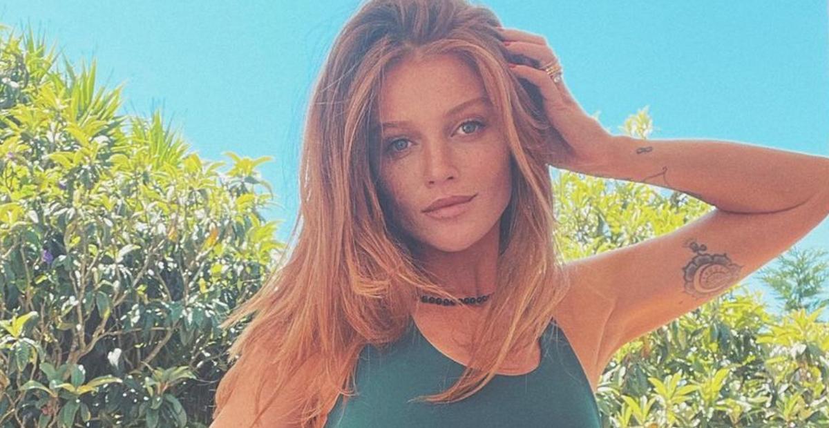 Cintia Dicker arranca suspiros ao surgir com biquíni fininho em belo cenário: ”É lindeza demais!”