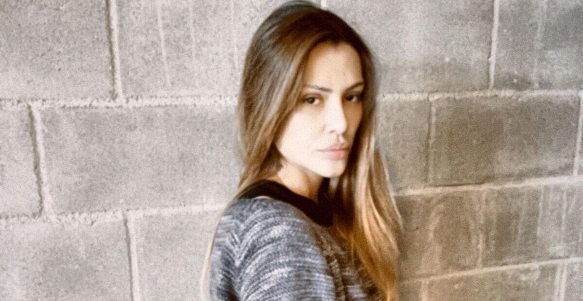 De biquíni e botas, Cleo chama atenção ao se exibir em look animal print