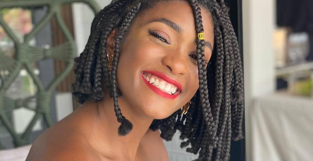 Erika Januza envia presentão de aniversário para a mãe na Bahia: ”Tentei mimá-la um pouquinho”