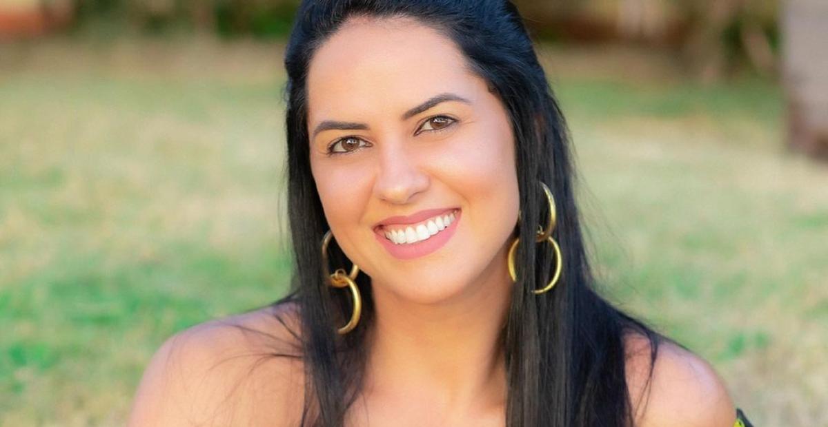 Graciele Lacerda aposta em vestidinho rosa ao montar visual meigo