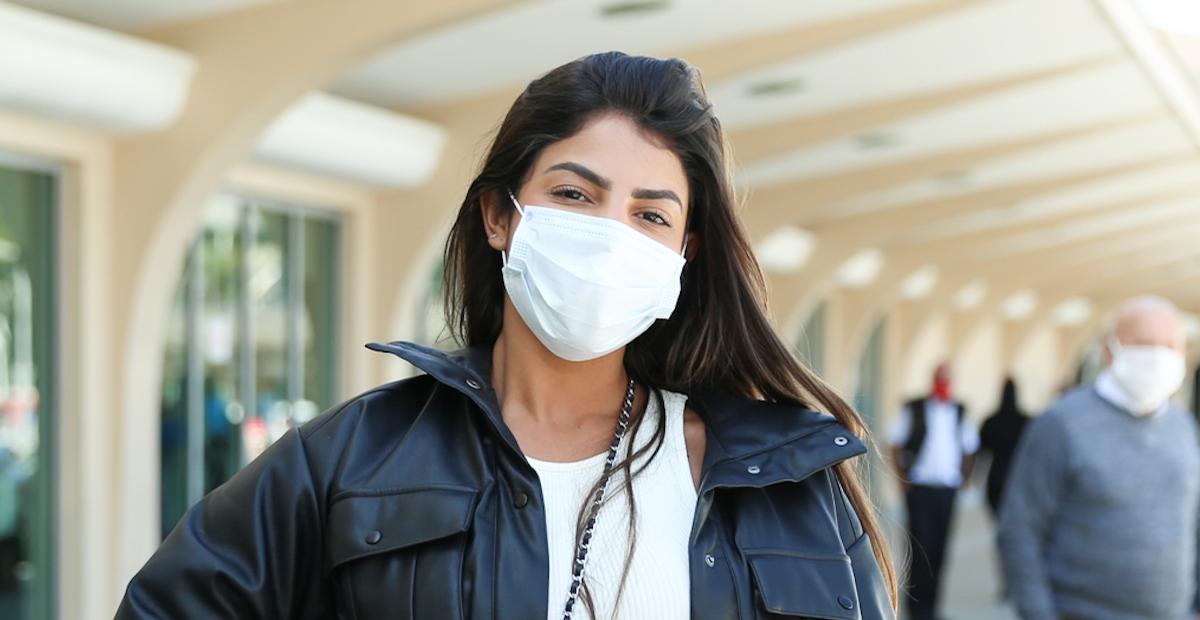 Hariany Almeida exibe barriga sarada ao ser clicada em aeroporto com bolsa grifada de R$20 mil