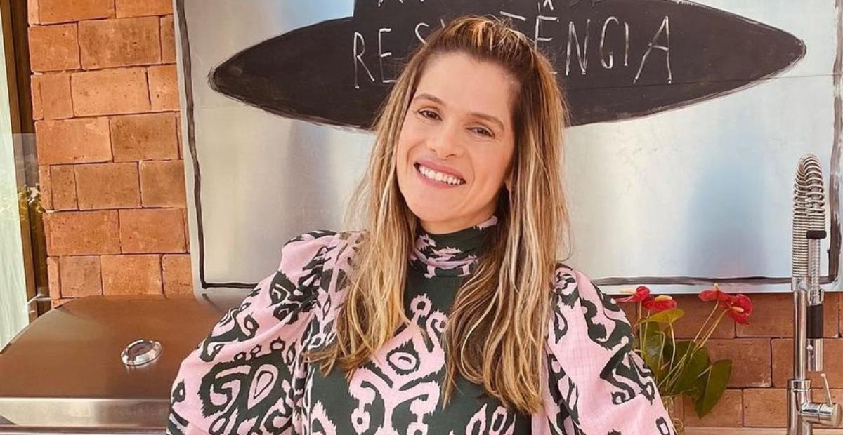 Ingrid Guimarães faz pose difícil durante aula de yoga e brinca: ”Até o cachorro fica chocado”