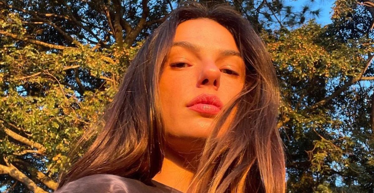 Na Bahia, Isis Valverde renova o bronzeado com biquíni fininho e para tudo com corpaço: ”Deusa”