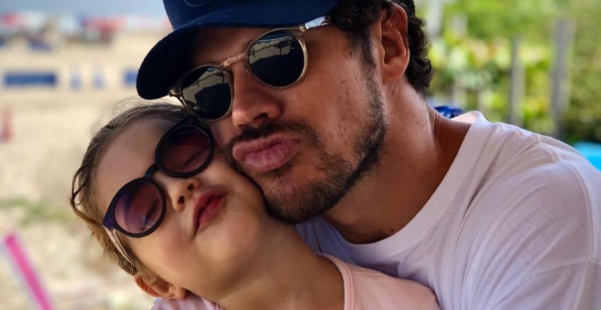 José Loreto se diverte com a filha durante aula de natação: ”Nado sincronizado, aí vamos nós”