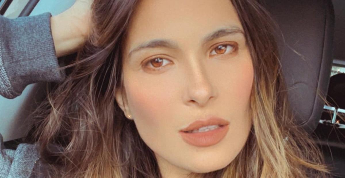 Kamilla Salgado surge só de roupão e toalha na cabeça em clique na janela
