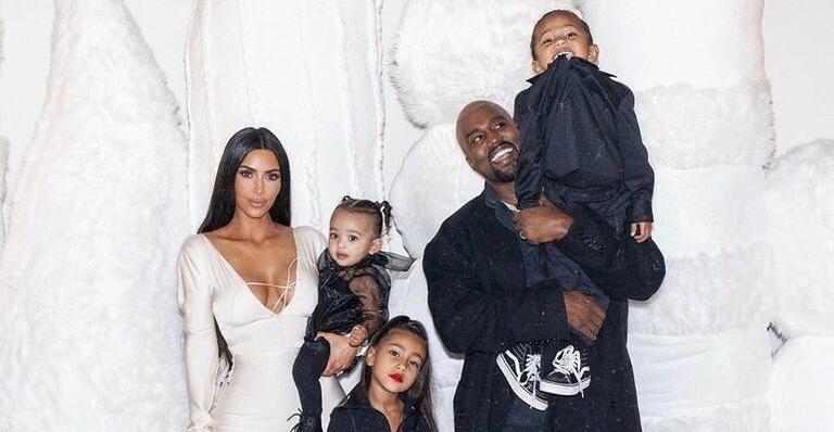 Ao lado da família, Kim Kardashian exalta novo lançamento de Kanye West