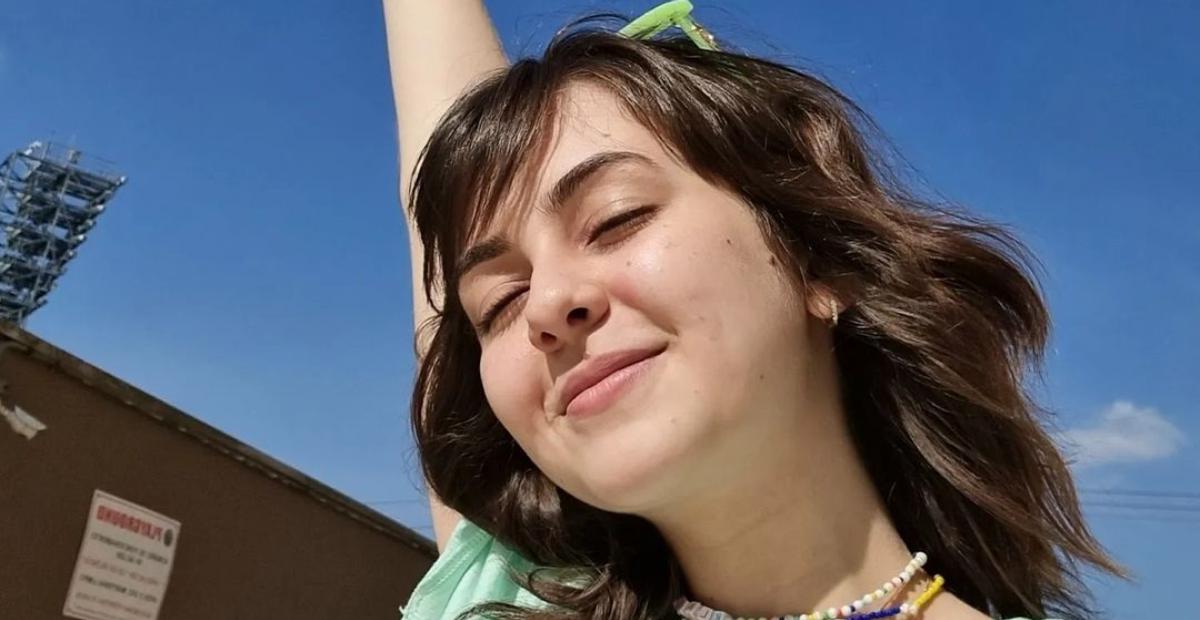 Klara Castanho aposta em make colorida ao compartilhar registros arrasadores