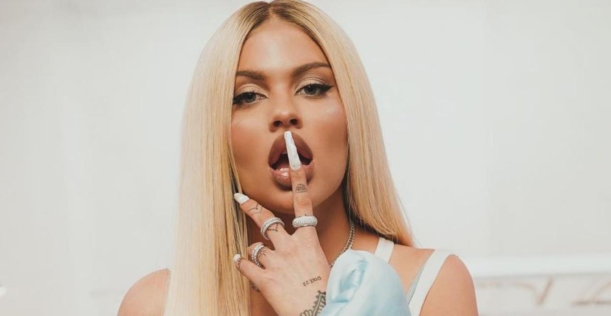 Luísa Sonza sensualiza e empina bumbum gigante com lingerie fio transparente: ”Que mulher é essa?”