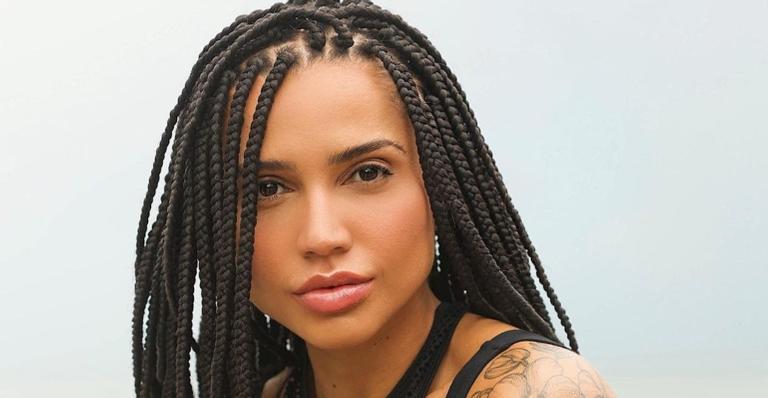 De biquíni, Paula Amorim ostenta abdome trincado e exibe tatuagem discreta: ”Gata”