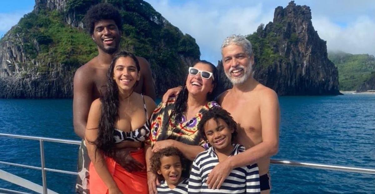 Regina Casé compartilha lindo clique da família em Fernando de Noronha: ”Nós seis”