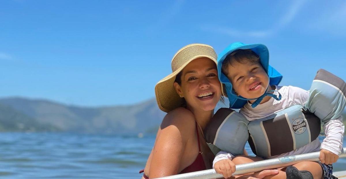 Thais Fersoza curte banho de mar na companhia do filho, Teodoro: ”Em plena terça-feira”