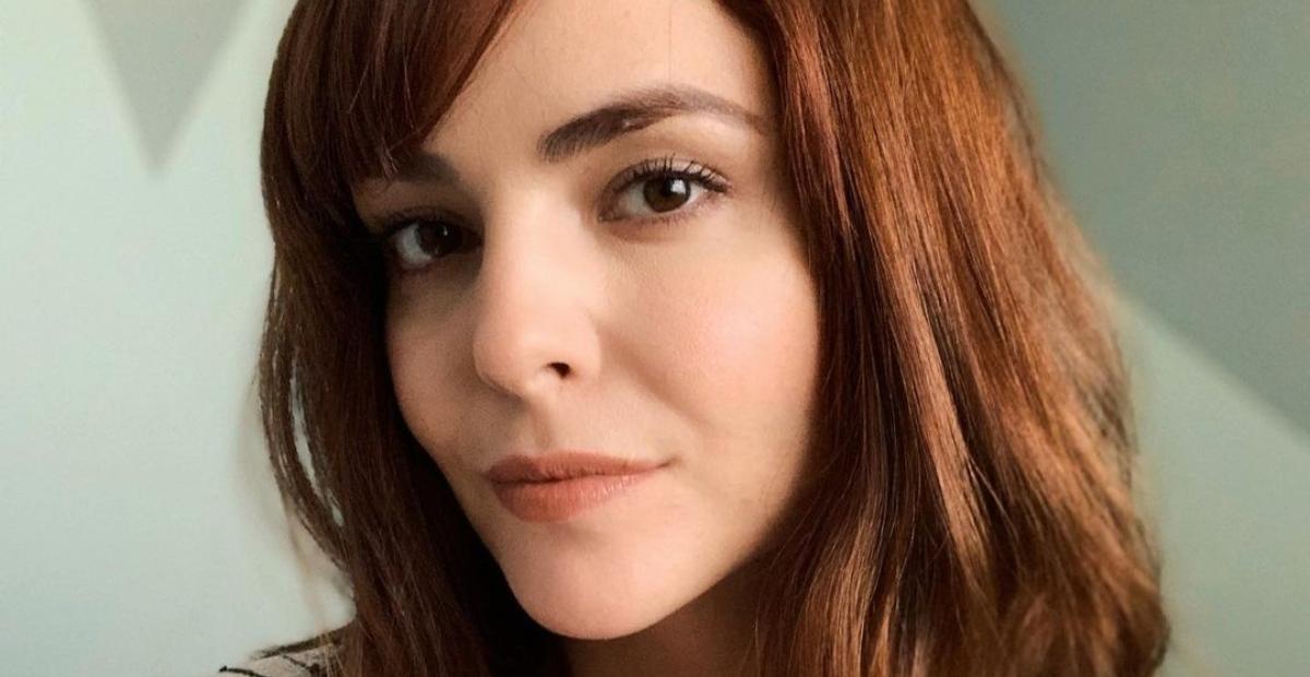 Titi Müller arranca elogios da web ao fazer topless na praia: ”Cobrindo apenas o essencial”