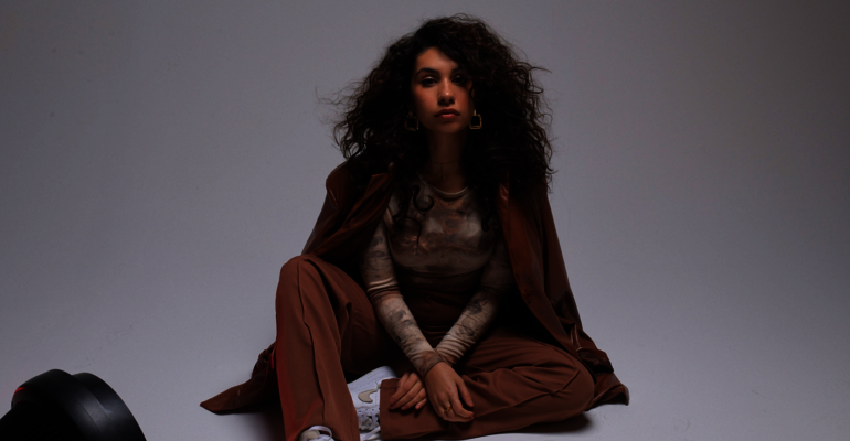 Alessia Cara deixa tempos sombrios para trás e fala em nova era musical