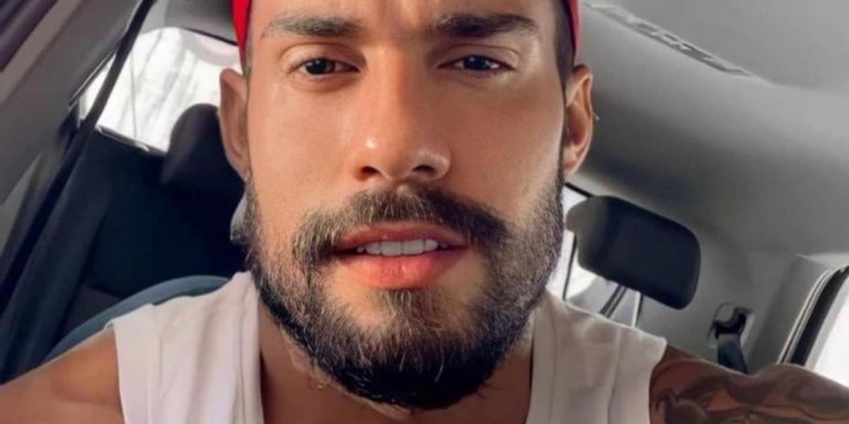 Gato! Bil Araújo posa renovando bronzeado de sunga e exibe corpão malhado: ”Vitamina D”