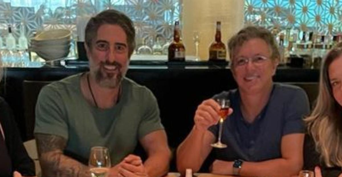 Boninho exibe ‘contrato’ de Marcos Mion e diverte a web: ”Dividindo nossa parceria num guardanapo”