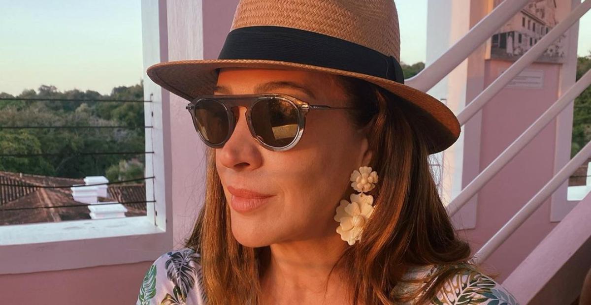 Aos 54 anos, Claudia Raia esbanja boa forma ao surgir de biquíni tomara que caia em foto sem filtro: “Quarentenando!”