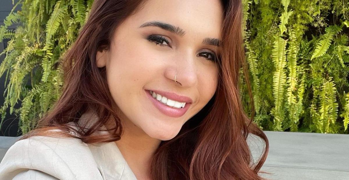 Ex-BBB Gizelly Bicalho surge à beira da piscina só de camisa e web elogia: ”Sereia”