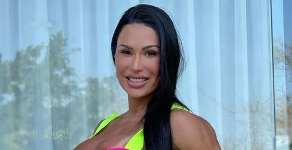 Gracyanne Barbosa posa de maiô fio dental e ostenta bumbum gigante: ”Um espetáculo!”