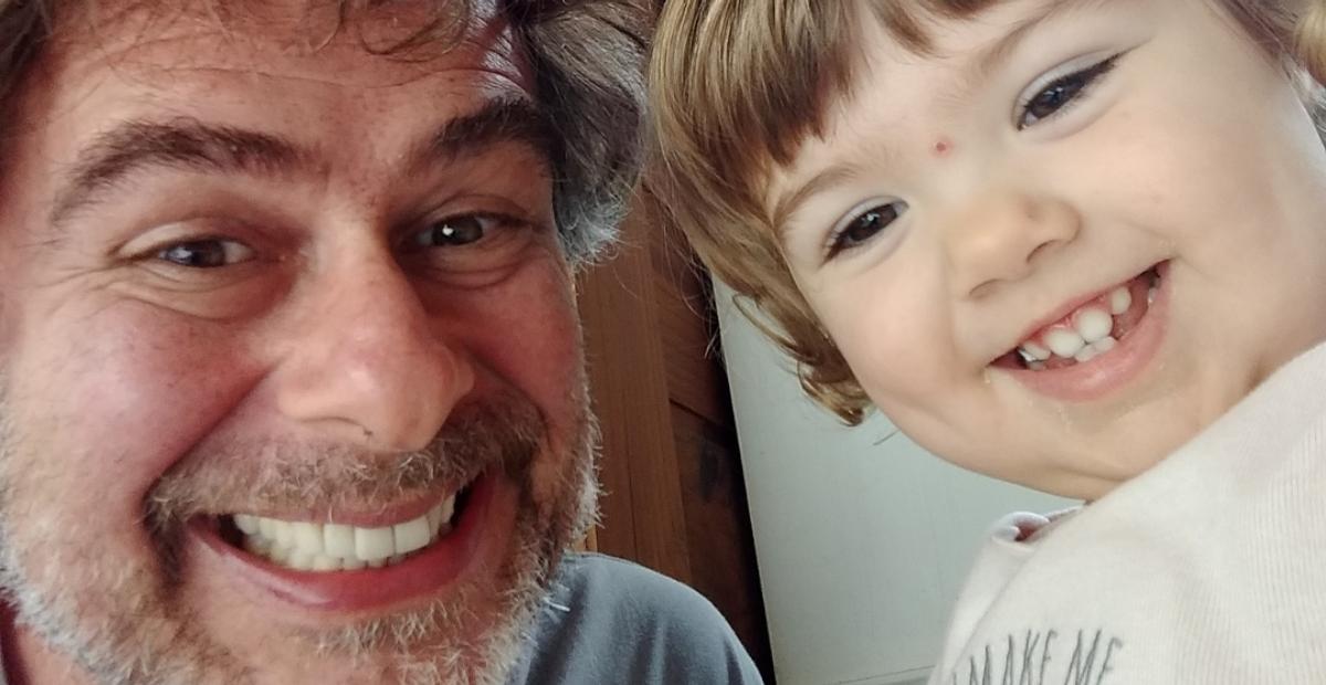 João Vitti se derrete brincando com Clara Maria: ”Treinando pra apagar as velinhas da mamãe”