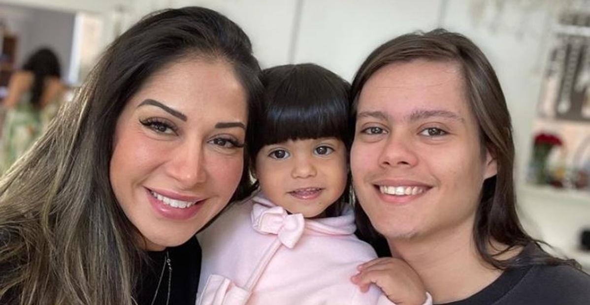 Mayra Cardi brinca de manicure com a filha, Sophia Aguiar: ”Meu anjo de pura luz”