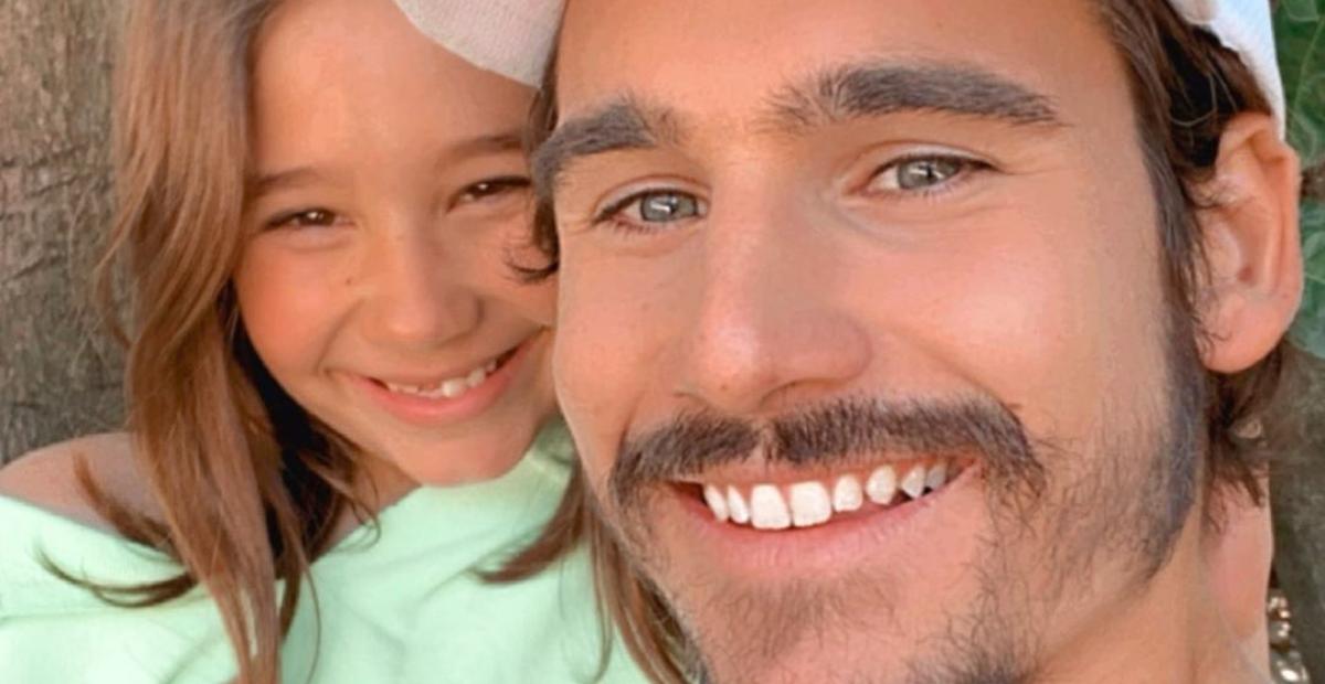 Nicolas Prattes surge coladinho com a irmã caçula: ”O irmão ama”
