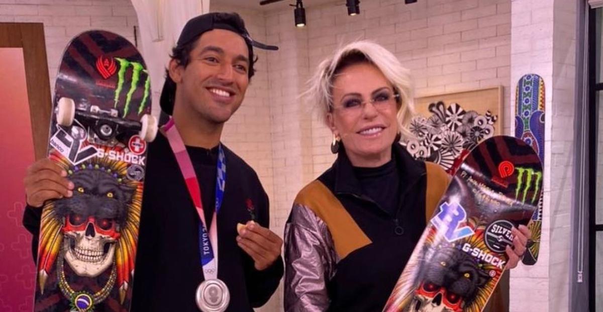 Ana Maria Braga publica fotos com Kelvin Hoefler: ”Café da manhã dos campeões”