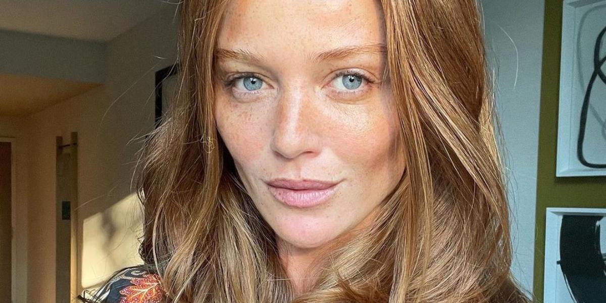 De biquíni, Cintia Dicker ostenta curvas impecáveis em clique paradísiaco: ”Maravilhosa”