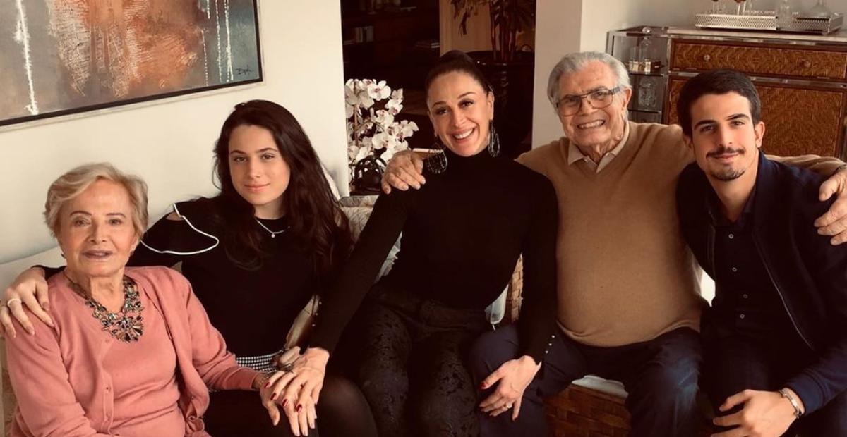 Claudia Raia esbanja amor e carinho ao falar sobre Tarcísio Meira: ”Avô dos meus filhos!”