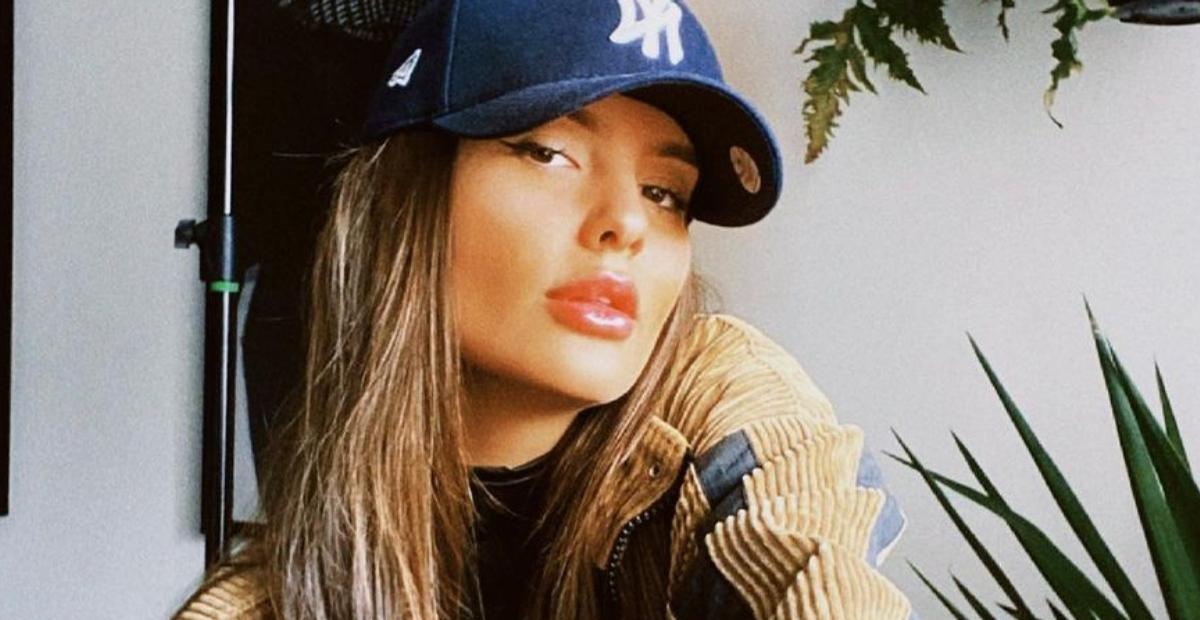De biquíni, Thais Braz abaixa a calça jeans até o limite e exibe barriga sarada: ”Que corpo!”