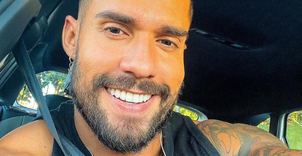 Descamisado, Bil Araújo exibe corpo musculoso na academia: ”Treino continua em dia”