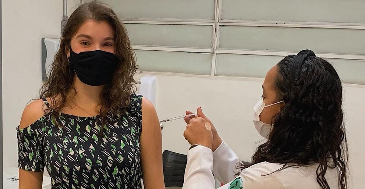 Filha de Lilia Cabral é vacinada contra covid-19 e faz desabafo emocionante nas redes sociais
