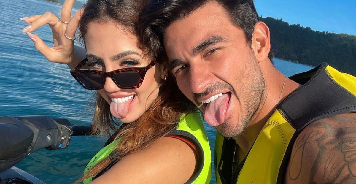 Guilherme Napolitano celebra 6 meses de namoro com Catherine Bascoy com beijão de cinema