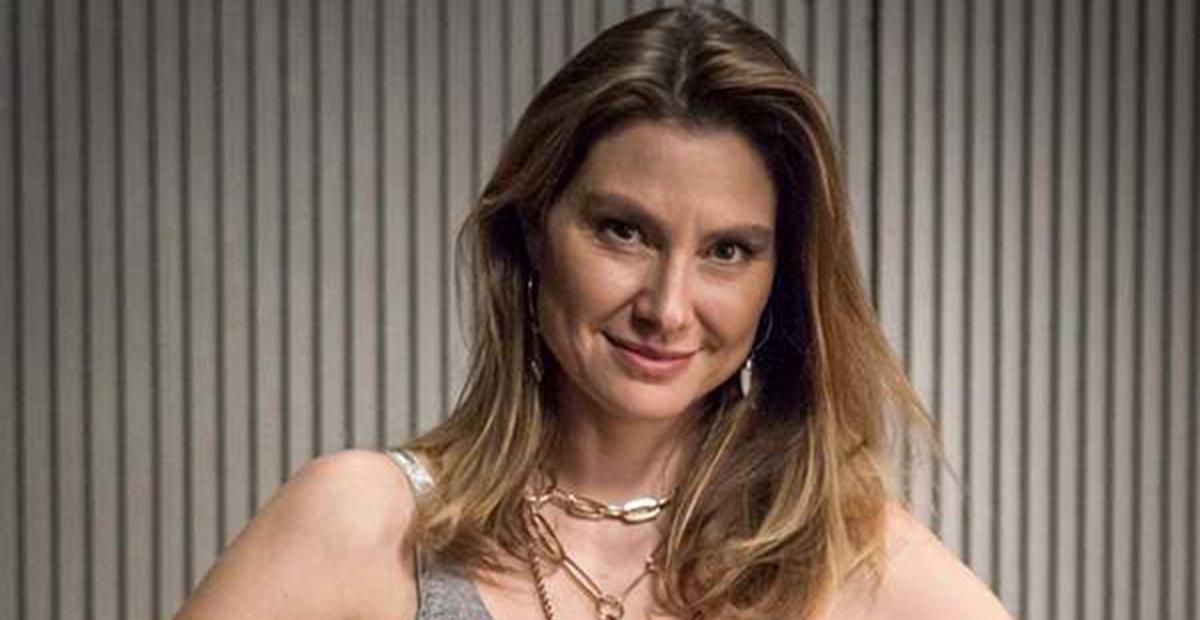 Aos 45 anos, Lavínia Vlasak surpreende com boa forma de biquíni no Ceará