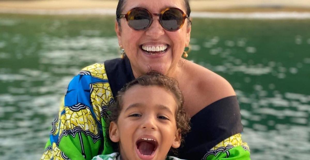 Regina Casé encanta ao surgir ninando o neto, Brás: ”Amor de vó”