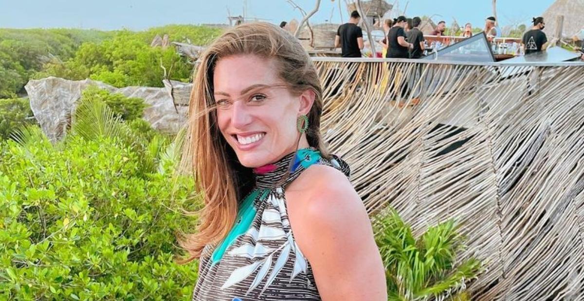Sem maquiagem, Elaine Mickely ostenta barriga chapada com biquíni tomara que caia: ”Deusa”