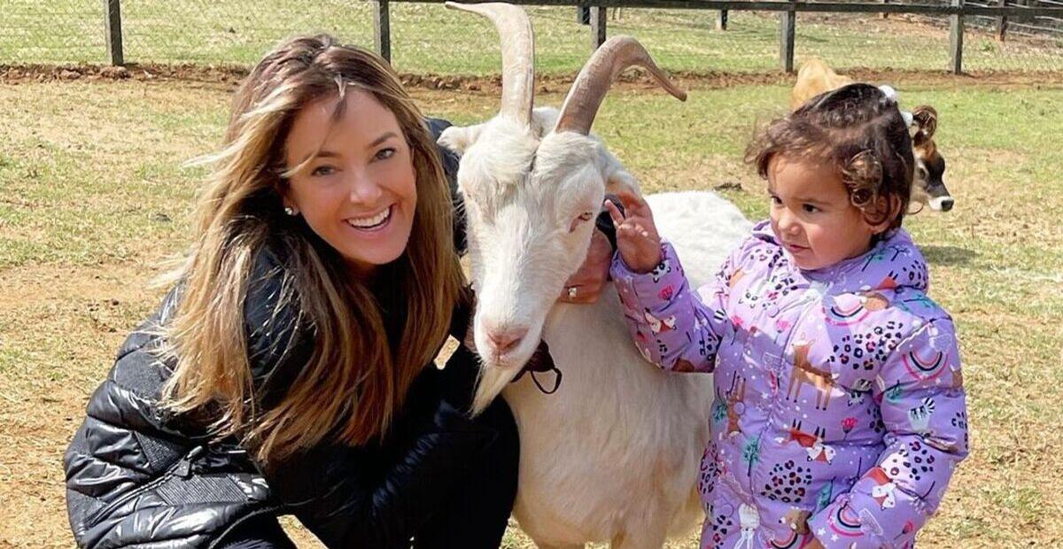 Na fazenda da família, Ticiane Pinheiro curte animais com a filha caçula