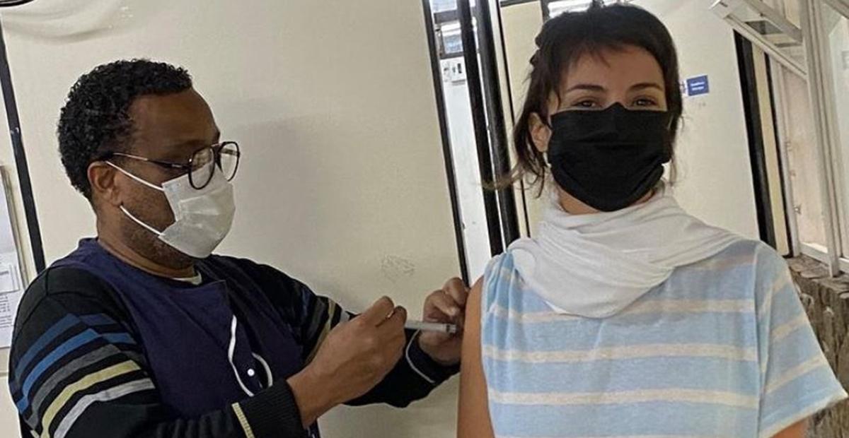 Imunizada! Andréia Horta toma segunda dose da vacina contra covid-19: ”Imensa alegria”