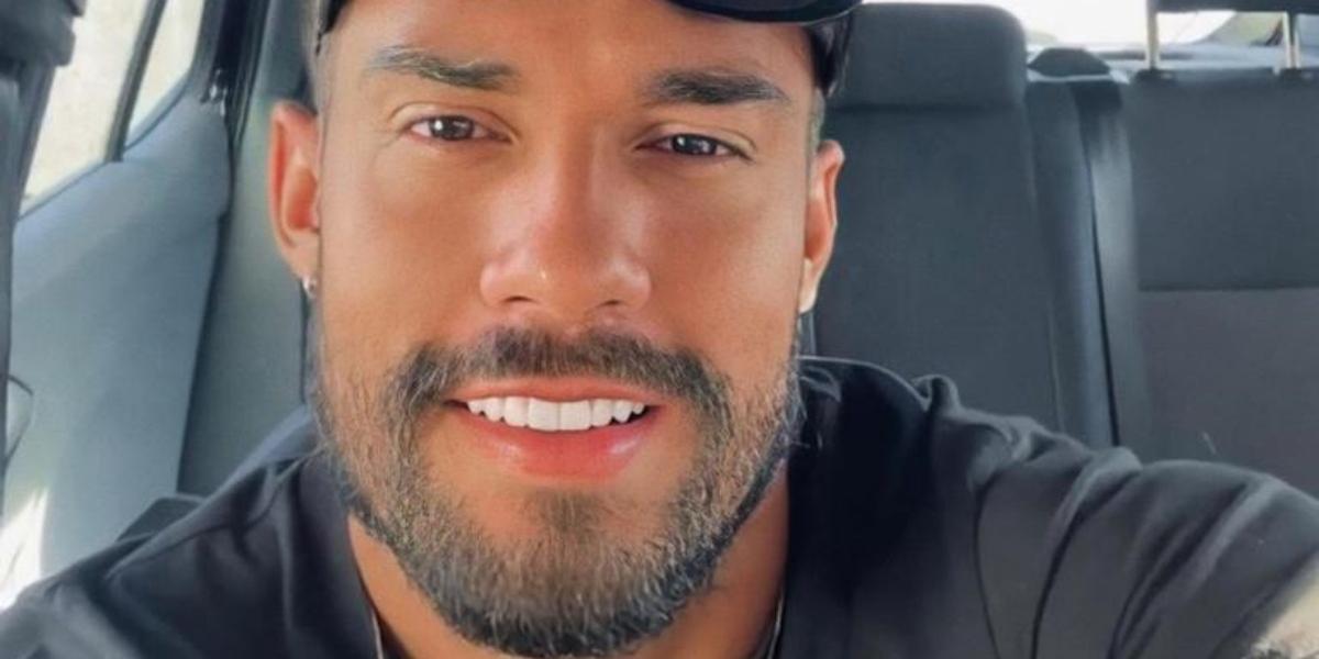 Ex-BBB Bil Araújo esquenta a web em vídeo só de sunga e exibe corpo sarado: “Que homem”