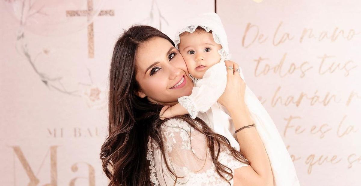 Dulce Maria compartilha cliques perfeitos em família no batizado da filha, Maria Paula