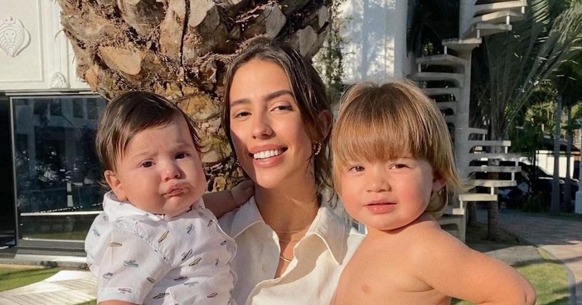 Gabi Brandt derrete corações ao surgir agarrada aos seus dois filhos: ”Eu não vivo sem”