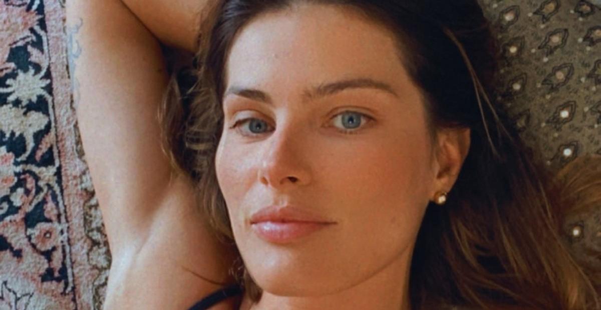 Radicalizou! Isabeli Fontana descolore as sobrancelhas e impressiona a web com novo visual