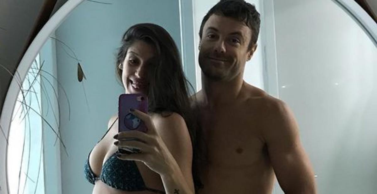 Kayky Brito exibe o barrigão de grávida da namorada e os fãs elogiam: ”Lindos”