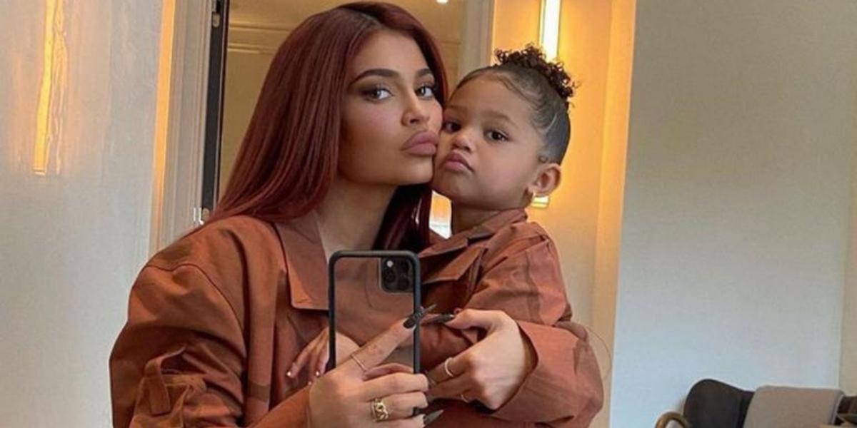 Kylie Jenner deixa web apaixonada ao publicar clique da filha, Stormi Webster: ”Sereia”