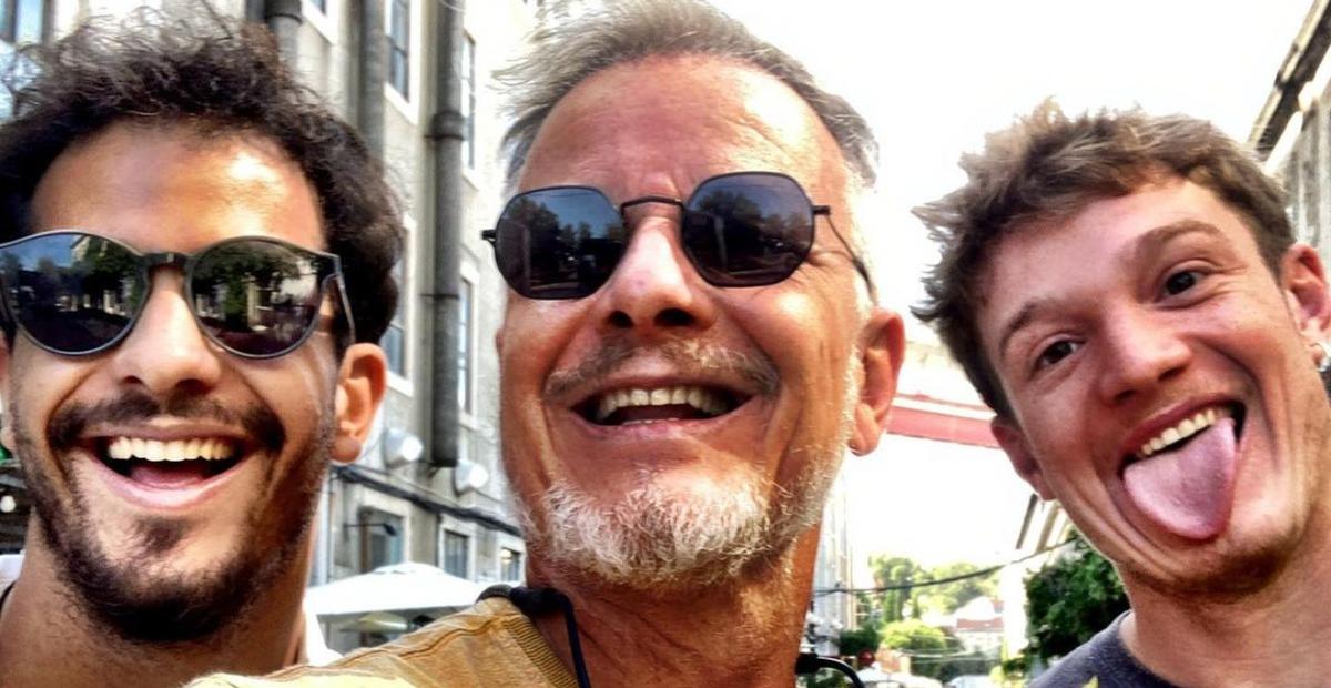 Curtindo viagem, Marcello Novaes celebra aniversário na companhia dos filhos, Diogo e Pedro