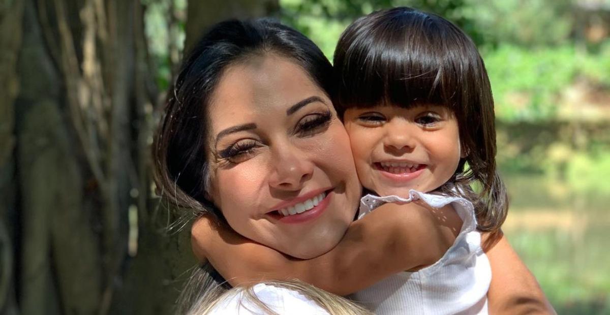 Mayra Cardi faz vídeo divertido exibindo suas noites de sono com a filha, Sophia: ”Grude”