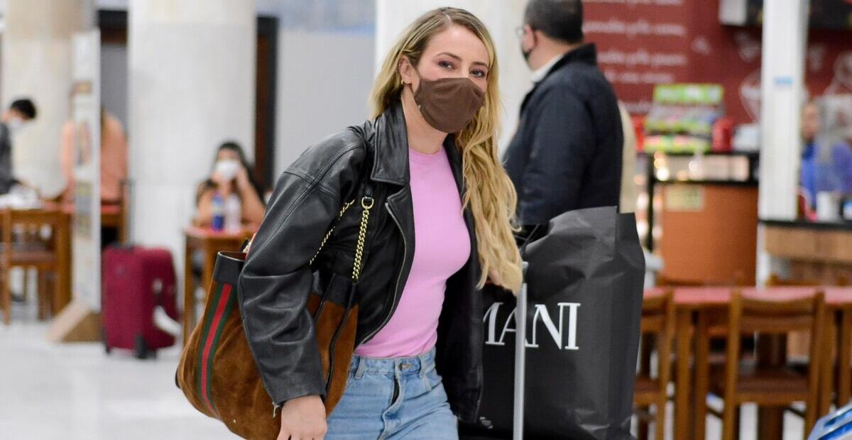 Toda estilosa, Paolla Oliveira é flagrada em aeroporto no Rio de Janeiro