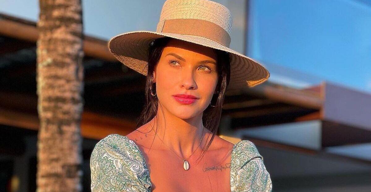 De biquíni estiloso, Andressa Suita exibe curvas tatuadas com muita beleza: ”Gata”
